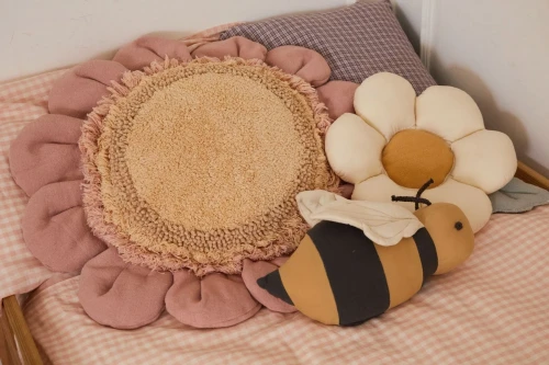 Подушка Lorena Canals Buzzy Bee (14x36 см)